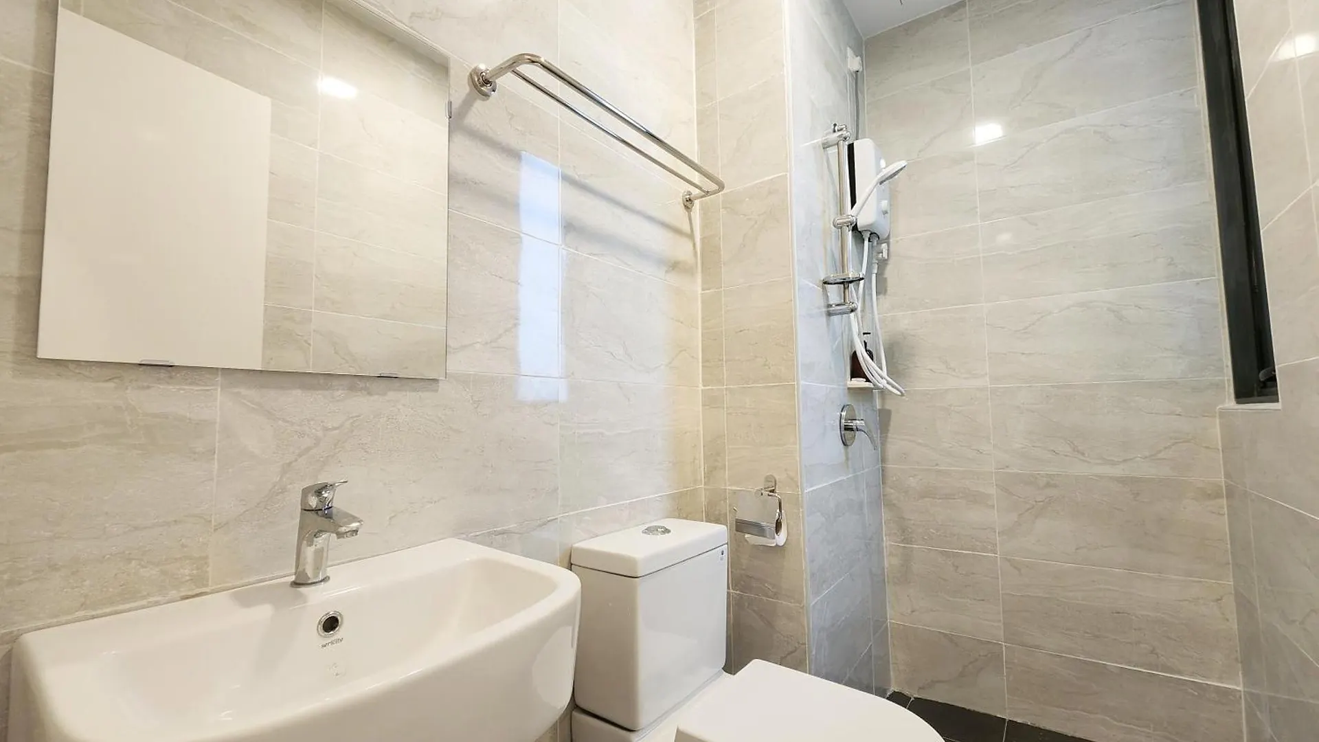 Sks Pavillion Suites جوهر بهرو منزل للإقامة